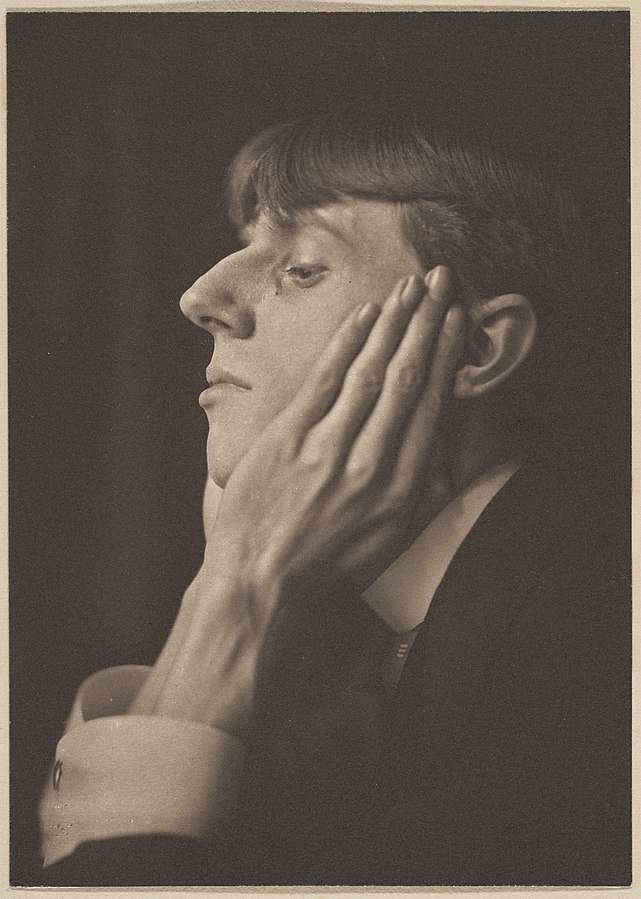 Photographie d'Aubrey Beardsley, par Frederick H. Evans, v. 1894, tirage au platine, photogravure, 13,6x9,7 cm, MET